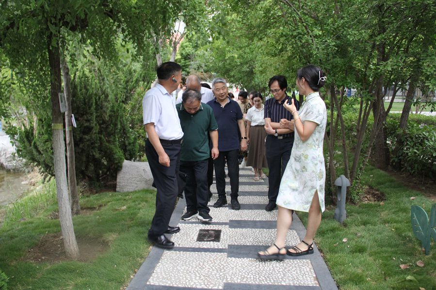 参观校内“足迹”景观_副本.jpg