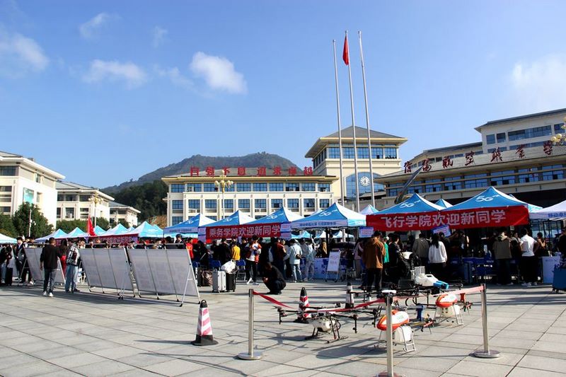 共赴青春之约,开启逐梦之旅|我校喜迎2023级新生报到 - 信阳航空职业